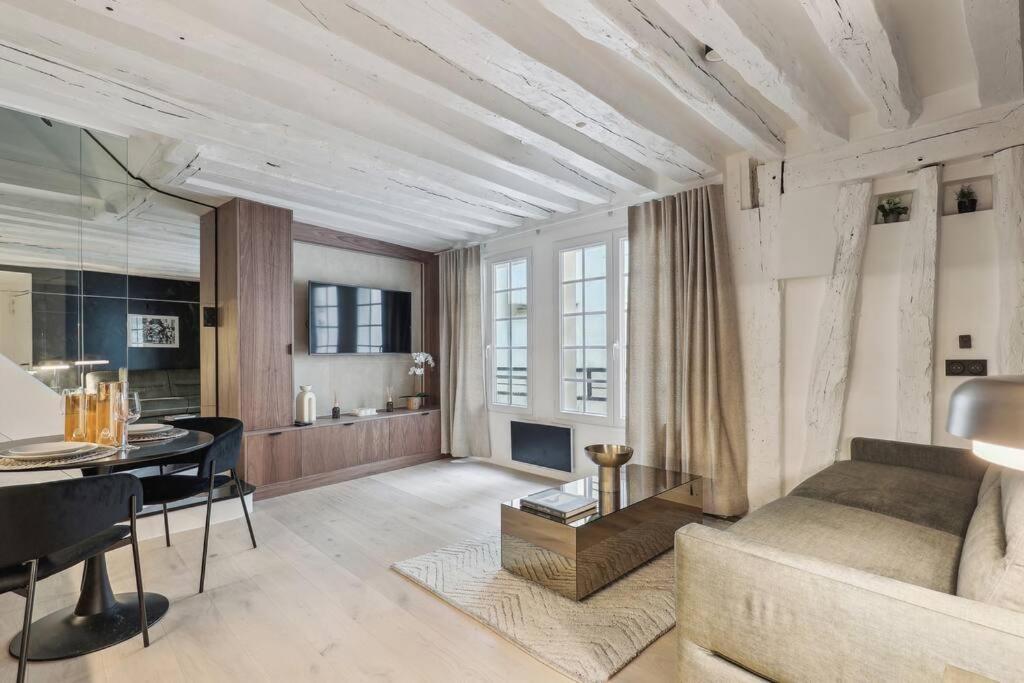 Duplex Parisien Pres Du Louvre Apartment Exterior photo