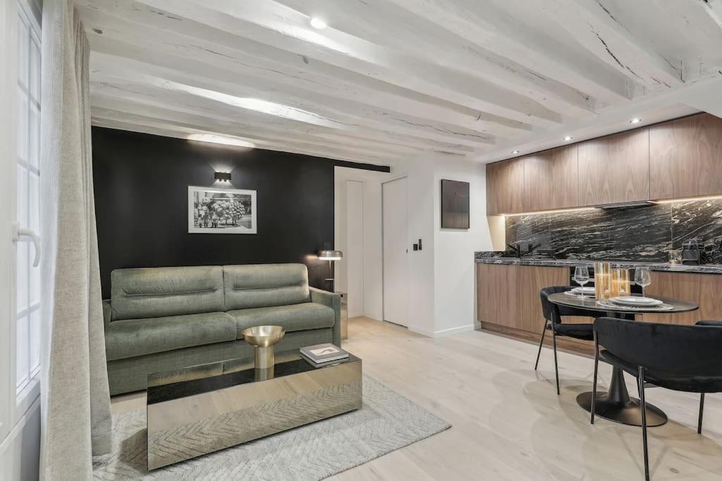 Duplex Parisien Pres Du Louvre Apartment Exterior photo